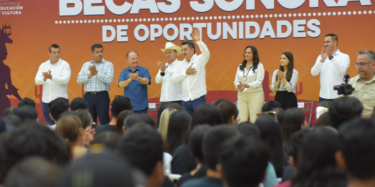 PARTICIPA LAMARQUE CANO EN ENTREGA DE BECAS A ESTUDIANTES UNIVERSITARIOS
