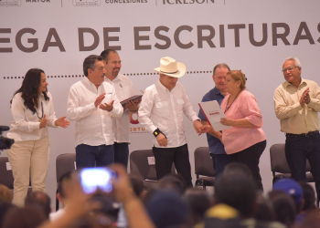 PRESENCIA JAVIER LAMARQUE ENTREGA DE ESCRITURAS A FAMILIAS DEL RODEO 3 Y SAN IGNACIO RÍO MUERTO