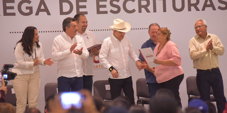 PRESENCIA JAVIER LAMARQUE ENTREGA DE ESCRITURAS A FAMILIAS DEL RODEO 3 Y SAN IGNACIO RÍO MUERTO