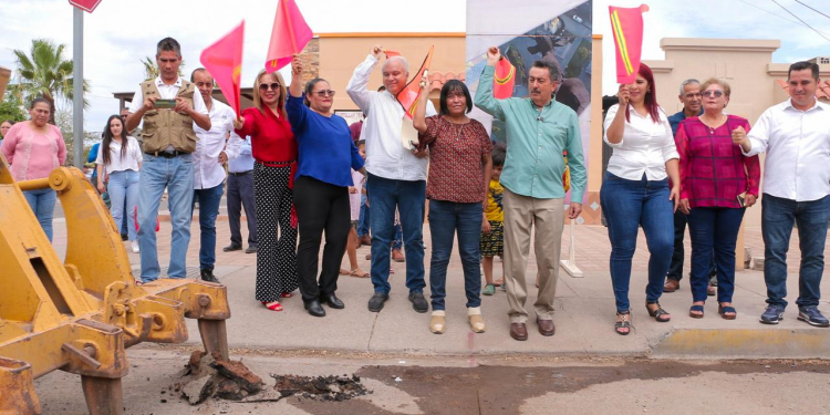 PRESIDENTE MUNICIPAL DA BANDERAZO DE OBRA EN LA COLONIA URBI VILLA