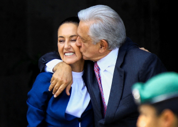 AMLO SALE A LA PUERTA DE PALACIO NACIONAL A RECIBIR A SHEINBAUM