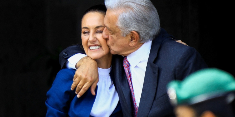 AMLO SALE A LA PUERTA DE PALACIO NACIONAL A RECIBIR A SHEINBAUM