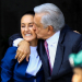 AMLO SALE A LA PUERTA DE PALACIO NACIONAL A RECIBIR A SHEINBAUM