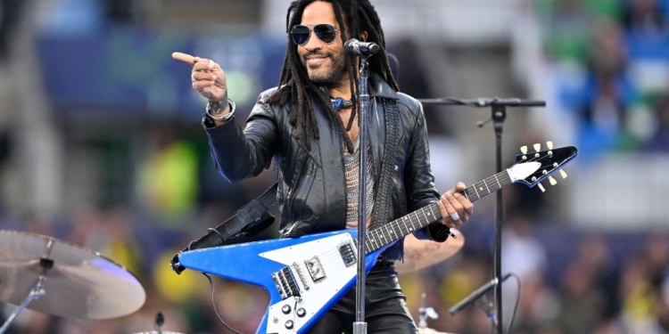 LENNY KRAVITZ LE “PONE UNA GUITARRA” AL ÁNGEL DE LA INDEPENDENCIA