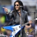 LENNY KRAVITZ LE “PONE UNA GUITARRA” AL ÁNGEL DE LA INDEPENDENCIA