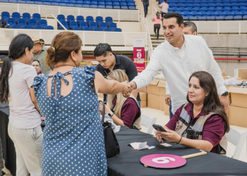 SUPERVISA SEC ENTREGA DE UNIFORMES Y ZAPATOS ESCOLARES GRATUITOS