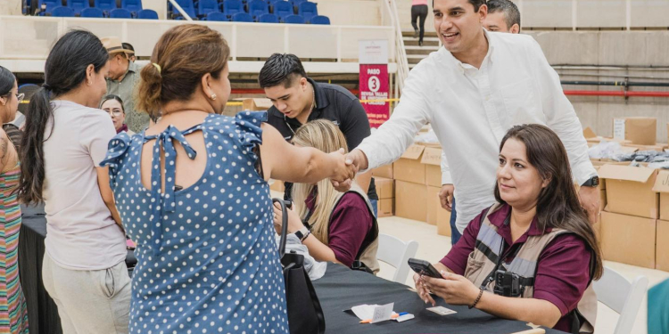 SUPERVISA SEC ENTREGA DE UNIFORMES Y ZAPATOS ESCOLARES GRATUITOS