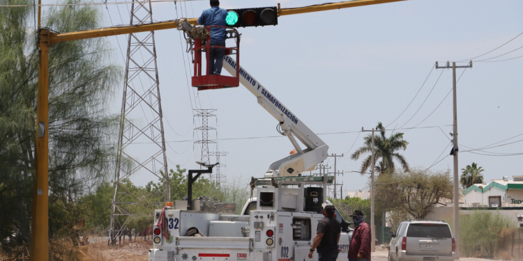 REPARA SSPM SEMÁFORO DE LA CALZADA FRANCISCO VILLANUEVA Y BOULEVARD LAS TORRES