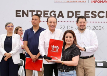 GOBERNADOR DURAZO ENTREGA ESCRITURAS Y CANCELACIONES DE HIPOTECA EN COORDINACIÓN CON INFONAVIT