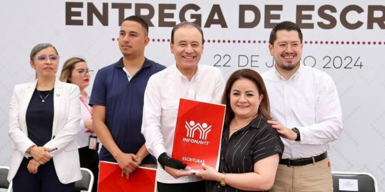 GOBERNADOR DURAZO ENTREGA ESCRITURAS Y CANCELACIONES DE HIPOTECA EN COORDINACIÓN CON INFONAVIT