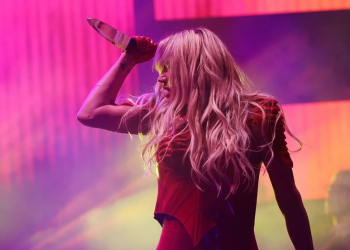 KESHA PRESENTÓ SU PRIMERA CANCIÓN COMO ARTISTA INDEPENDIENTE CON UN CUCHILLO EN LA MANO