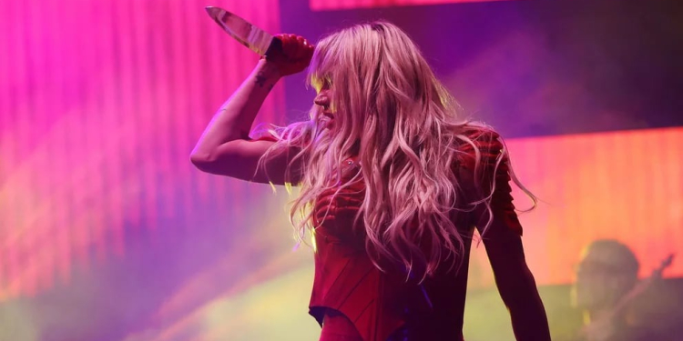 KESHA PRESENTÓ SU PRIMERA CANCIÓN COMO ARTISTA INDEPENDIENTE CON UN CUCHILLO EN LA MANO