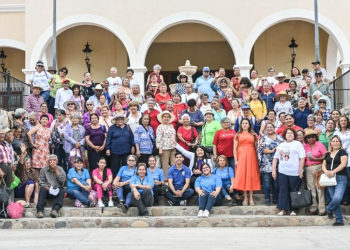 VISITAN PUEBLO MÁGICO DE ÁLAMOS ABUELAS Y ABUELOS DE INAPAM