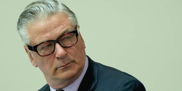 JUICIO DE ALEC BALDWIN POR HOMICIDIO INVOLUNTARIO ES ANULADO POR SUPRESIÓN DE PRUEBAS
