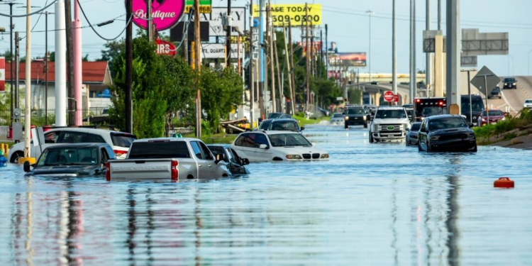 VAN OCHO MUERTOS POR “BERYL” EN EE.UU.; CONTINÚA EL APAGÓN EN TEXAS