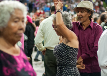¿A QUÉ EDAD EMPIEZAS A OLER A PERSONA MAYOR, SEGÚN LA CIENCIA?