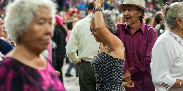 ¿A QUÉ EDAD EMPIEZAS A OLER A PERSONA MAYOR, SEGÚN LA CIENCIA?