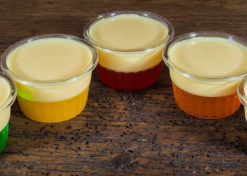 NIÑO QUE VENDÍA GELATINAS LAS TIRA AL TROPEZAR Y GENTE SOLIDARIA SE LAS COMPRA