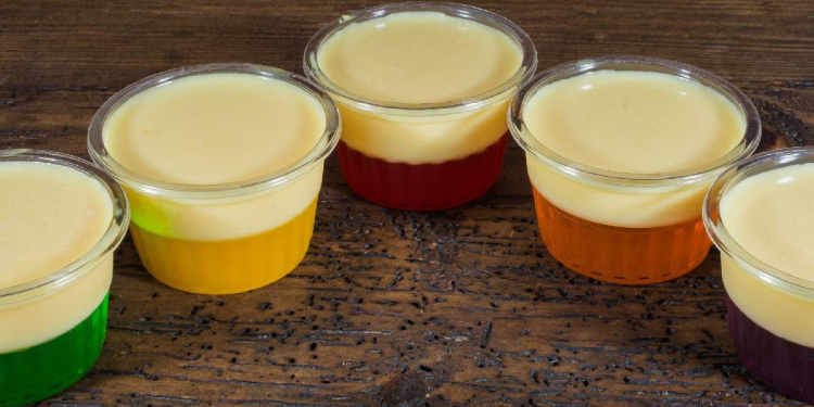 NIÑO QUE VENDÍA GELATINAS LAS TIRA AL TROPEZAR Y GENTE SOLIDARIA SE LAS COMPRA