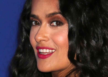 SALMA HAYEK SE PREPARA PARA EL RELEVO DE LA ANTORCHA OLÍMPICA AL RITMO DE EMINEM