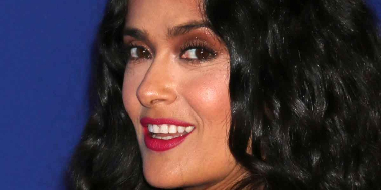 SALMA HAYEK SE PREPARA PARA EL RELEVO DE LA ANTORCHA OLÍMPICA AL RITMO DE EMINEM