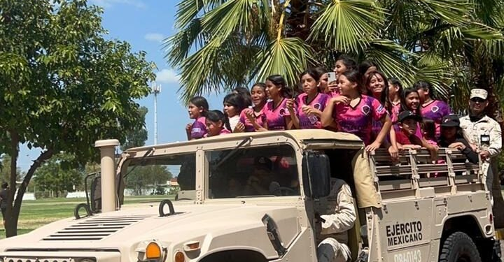 VISITAN NIÑOS DEL CAMPAMENTO DE VERANO DE BÁCUM, INSTALACIONES DEL 60 BATALLÓN DE INFANTERÍA