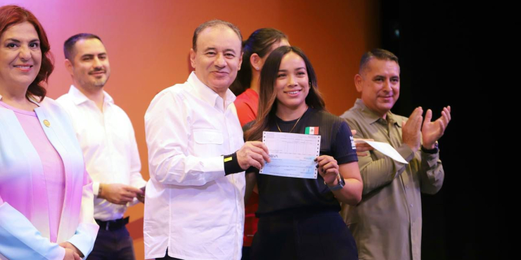 BENEFICIA GOBERNADOR DURAZO A 452 ATLETAS CON BECAS DEPORTIVAS