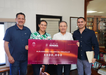 ENTREGA GOBERNADOR DURAZO ESTÍMULO ECONÓMICO A ALEJANDRA VALENCIA POR ACTUACIÓN EN JUEGOS OLÍMPICOS