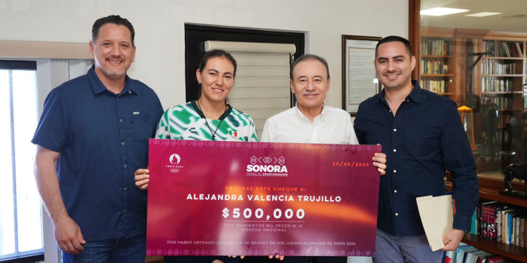 ENTREGA GOBERNADOR DURAZO ESTÍMULO ECONÓMICO A ALEJANDRA VALENCIA POR ACTUACIÓN EN JUEGOS OLÍMPICOS