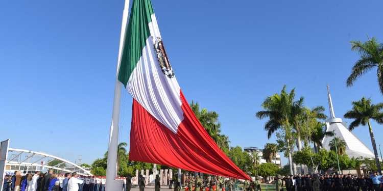 REALIZAN CEREMONIA DE IZAMIENTO DE BANDERA POR INICIO DEL MES PATRIO