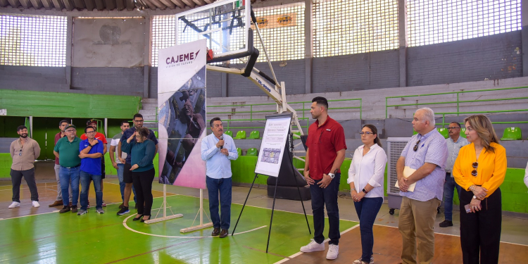 DA BANDERAZO ALCALDE A REMODELACIÓN DEL GIMNASIO MUNICIPAL MANUEL LIRA GARCÍA
