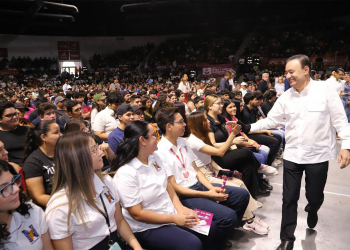 BENEFICIA GOBERNADOR DURAZO A 3 MIL 500 ESTUDIANTES CON BECAS E INTERNET GRATUITO