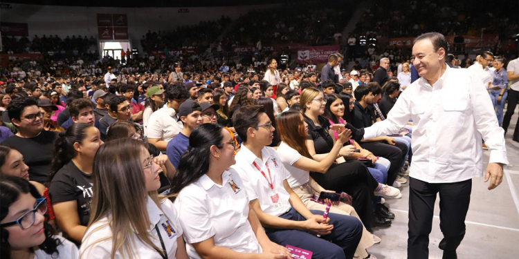 BENEFICIA GOBERNADOR DURAZO A 3 MIL 500 ESTUDIANTES CON BECAS E INTERNET GRATUITO