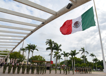 CONDICIONES CLIMATOLÓGICAS OBLIGAN A ARRIAR Y SALVAGUARDAR LA BANDERA