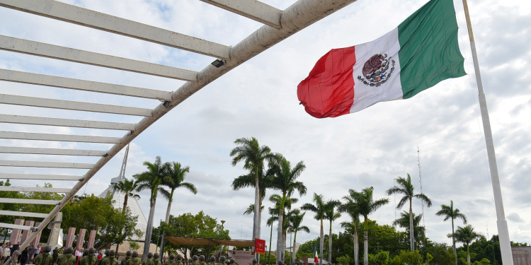 CONDICIONES CLIMATOLÓGICAS OBLIGAN A ARRIAR Y SALVAGUARDAR LA BANDERA