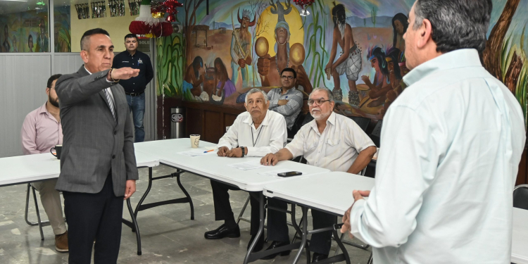 TOMA PROTESTA LAMARQUE CANO A DIRECTOR DE LA CENTRAL DE AUTOBUSES
