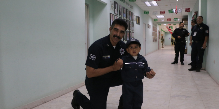 VISITA MATEO UN PEQUEÑO HÉROE EL EDIFICIO DE LA CORPORACIÓN POLICIAL EN CAJEME