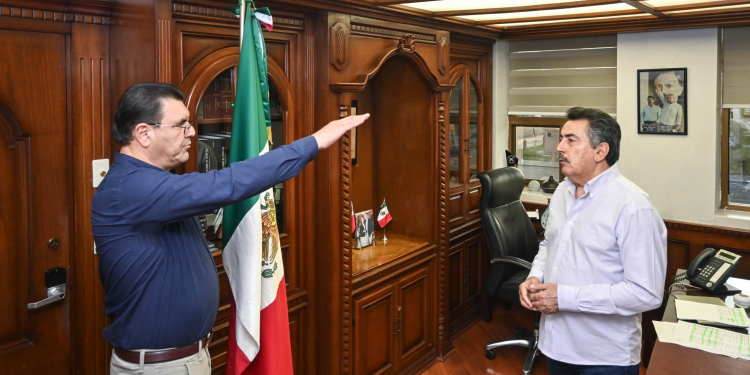 TOMA PROTESTA ALCALDE LAMARQUE CANO A RENÉ LUCERO TAPIA COMO DIRECTOR DE COMUNICACIÓN SOCIAL