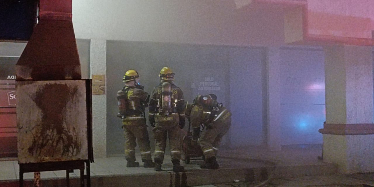 BOMBEROS DE CAJEME CONTROLAN INCENDIO EN LOCAL