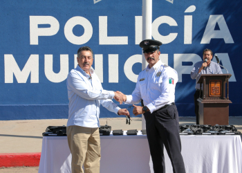 ENTREGA JAVIER LAMARQUE GRÚAS, ARMAMENTO, CARGADORES Y VALES DE DESPENSA A SSPM