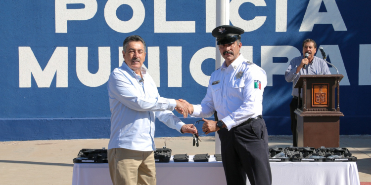 ENTREGA JAVIER LAMARQUE GRÚAS, ARMAMENTO, CARGADORES Y VALES DE DESPENSA A SSPM