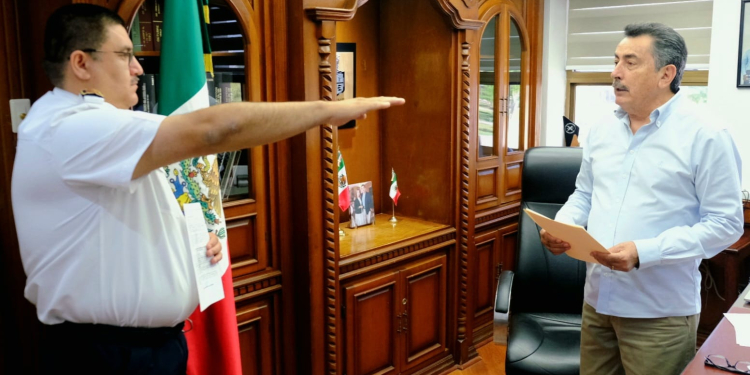 TOMA PROTESTA JAVIER LAMARQUE A TITULAR DEL DEPORTE Y RATIFICA AL COMANDANTE DE BOMBEROS