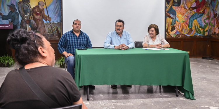 ATIENDE ALCALDE JAVIER LAMARQUE A CONDUCTORES DE PLATAFORMA