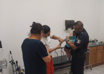 AGENTES DE LA POLICÍA MUNICIPAL Y CRUZ ROJA SALVAN LA VIDA DE UN BEBÉ EN ESPERANZA