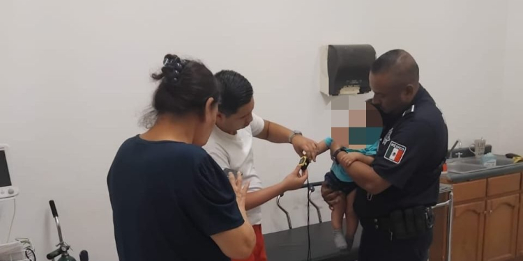AGENTES DE LA POLICÍA MUNICIPAL Y CRUZ ROJA SALVAN LA VIDA DE UN BEBÉ EN ESPERANZA