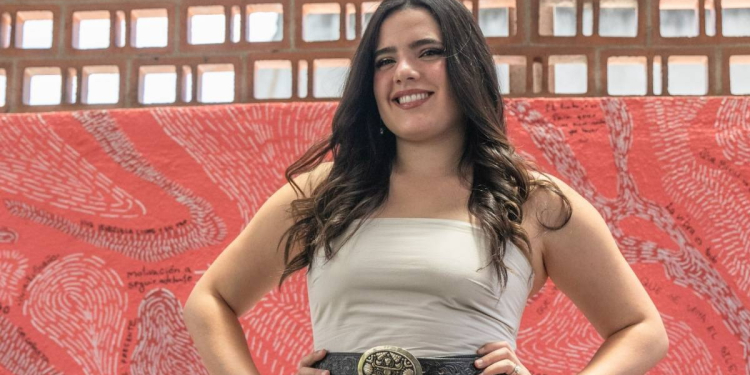 ‘ME TRAICIONARON LOS NERVIOS’: CAMILA FERNÁNDEZ DA SU VERSIÓN TRAS EQUIVOCARSE EN EL HIMNO NACIONAL