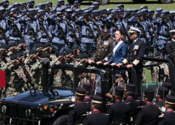 CLAUDIA SHEINBAUM PARDO RECIBE SALUTACIÓN DE LAS FUERZAS ARMADAS MEXICANAS COMO PRIMERA PRESIDENTA DE MÉXICO Y COMANDANTA SUPREMA