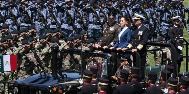 CLAUDIA SHEINBAUM PARDO RECIBE SALUTACIÓN DE LAS FUERZAS ARMADAS MEXICANAS COMO PRIMERA PRESIDENTA DE MÉXICO Y COMANDANTA SUPREMA