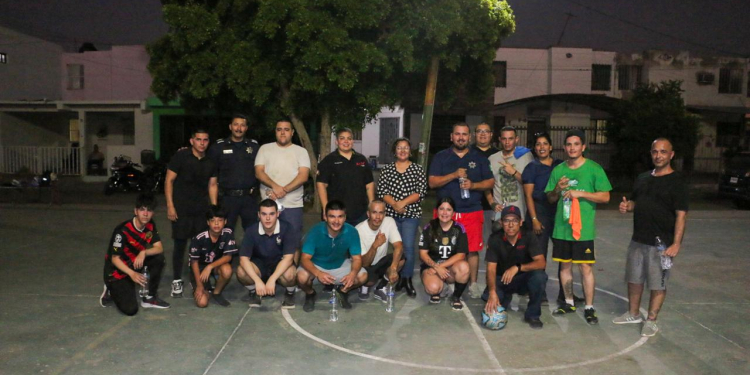 LA POLICÍA MUNICIPAL FORTALECE LAZOS CON LA JUVENTUD A TRAVÉS DEL DEPORTE EN LA MIRAVALLE