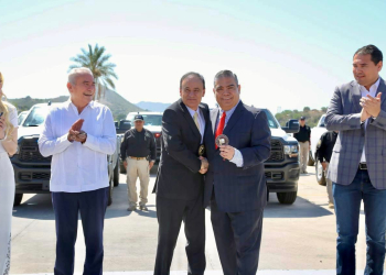 GOBERNADOR DURAZO ENTREGA RECONOCIMIENTOS, EQUIPO TÁCTICO Y PATRULLAS A PERSONAL DE LA FGJE